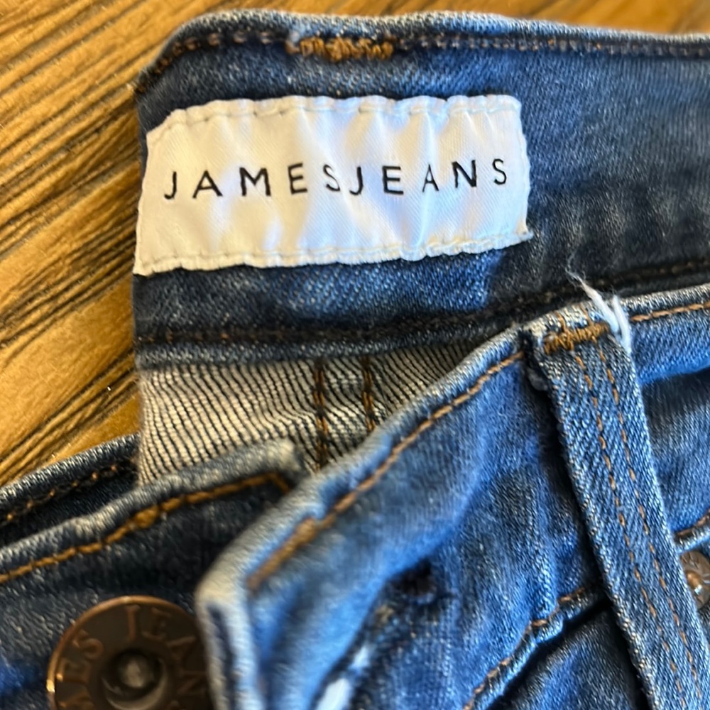 James jeans. Twiggy fit. Excellent. So cute. Ripped knees